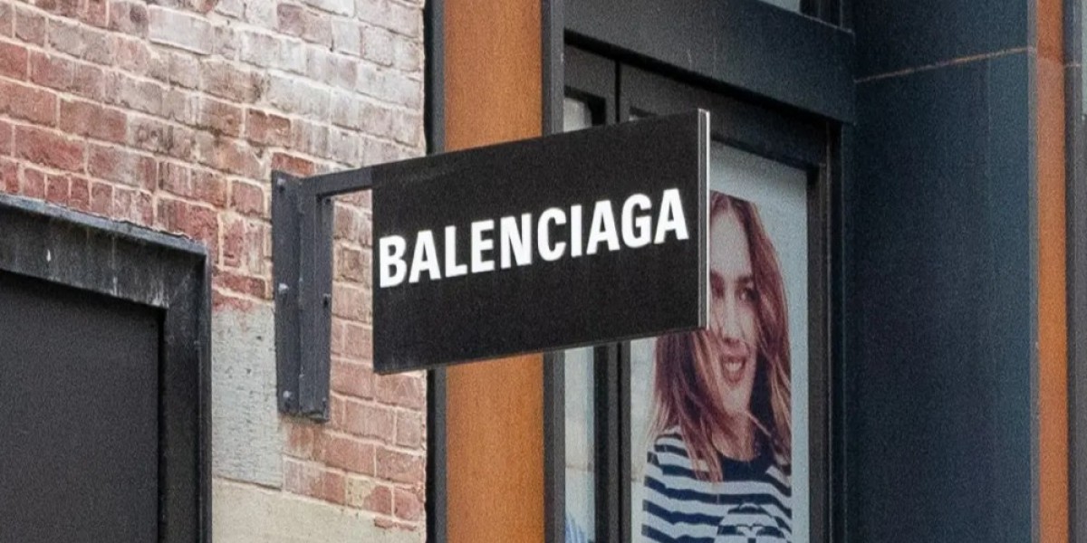 Balenciaga Sneakers like any other on the Lower